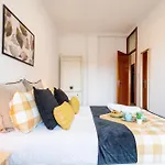 Stylish Modern Flat W/ Balcony!