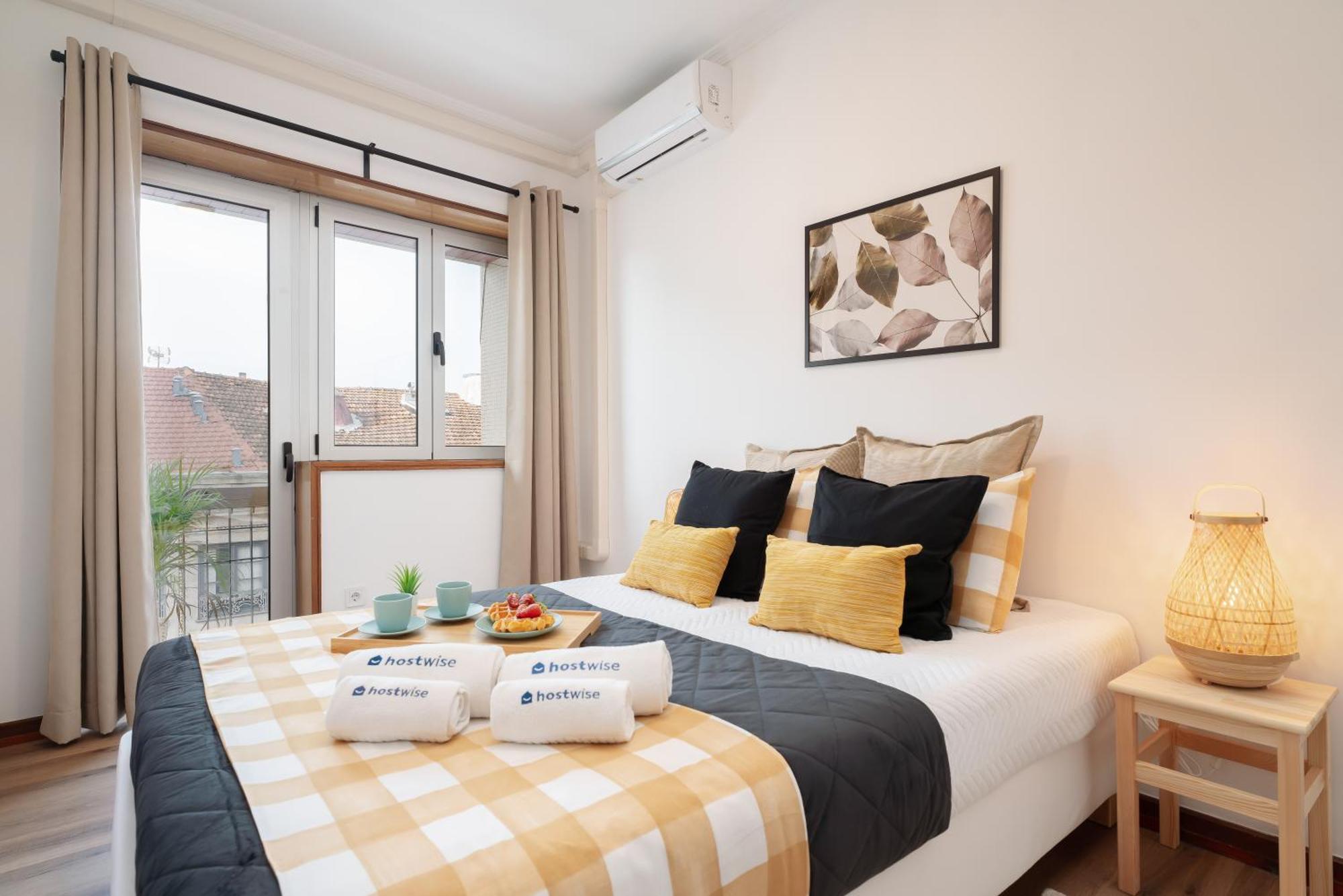 Stylish Modern Flat W/ Balcony!