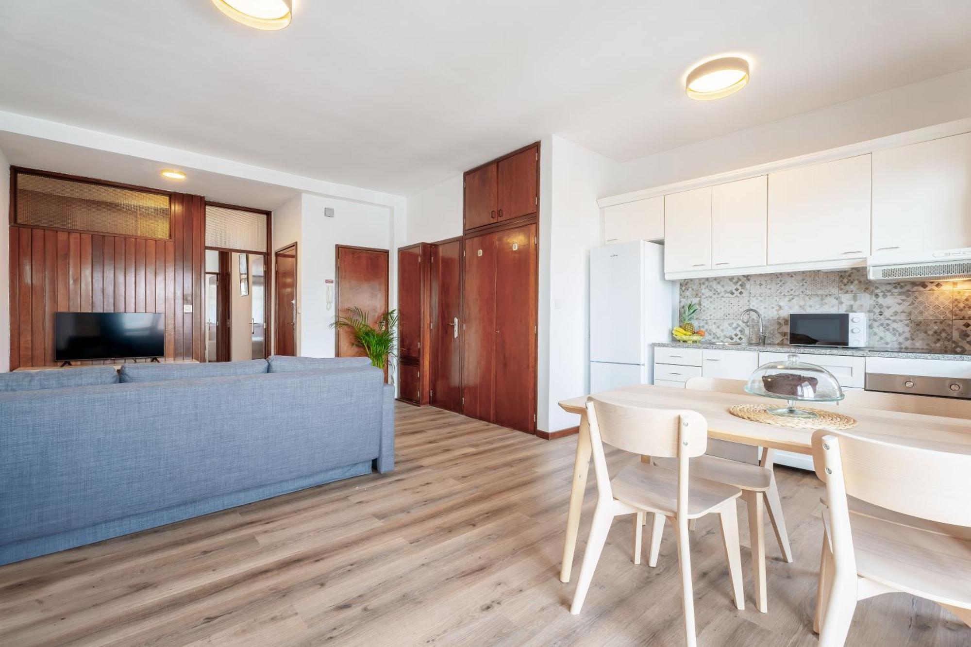 Stylish Modern Flat W/ Balcony! Porto