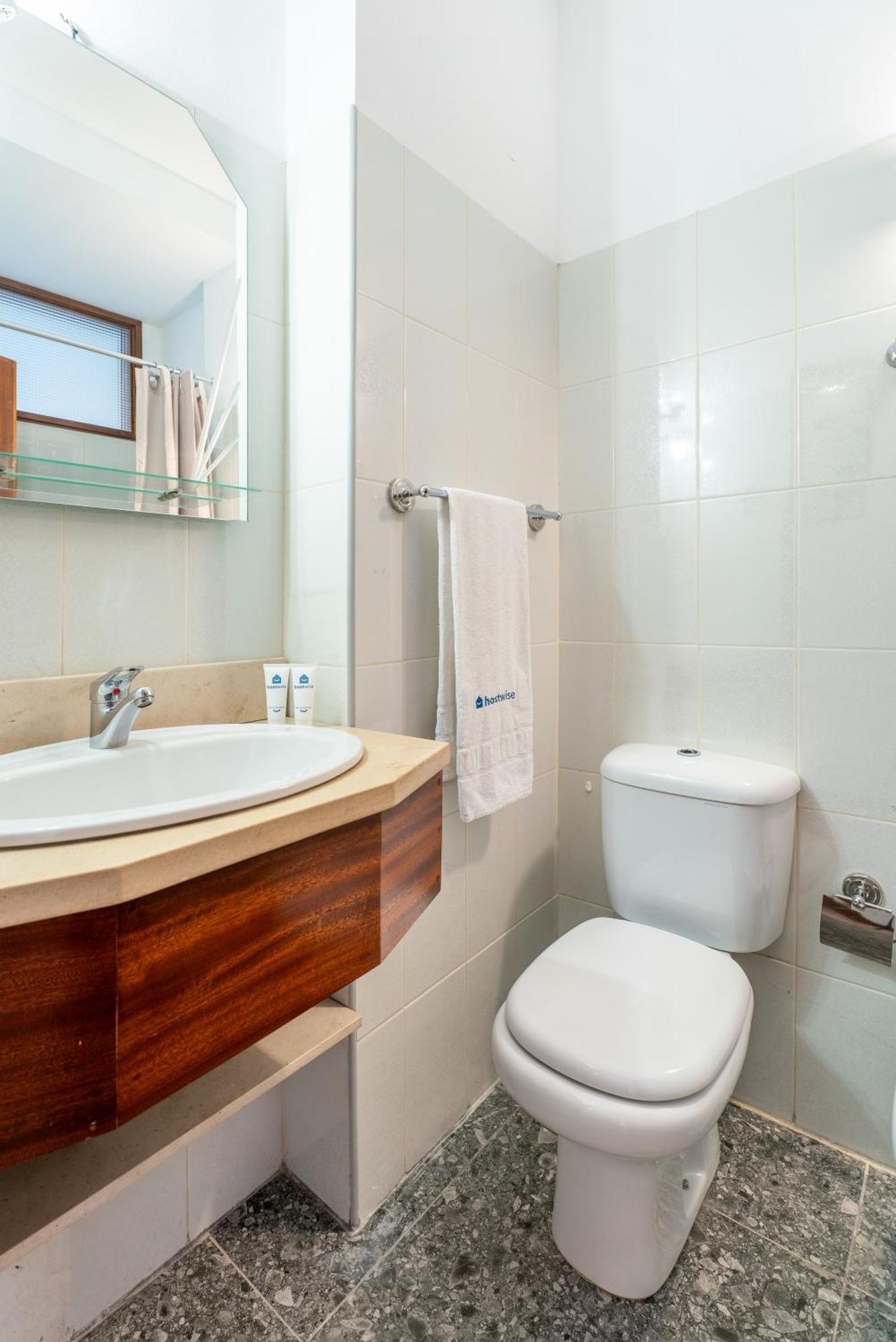 Stylish Modern Flat W/ Balcony! Porto